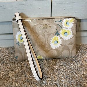NWT Authentic Coach Daisy print corner zip wristlet
